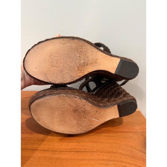 Stuart Weitzman Brown Woven Wedge Sandals with Ankle‎ Strap and Gold Buckle -8.5 - Picture 7 of 9